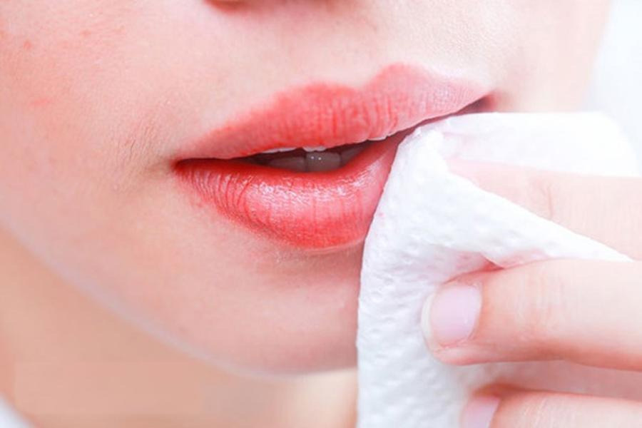 Cách vệ sinh môi sau khi phun

